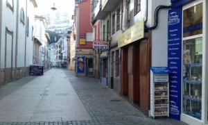 una calle vacía en una ciudad con edificios en CALLE LOBO 17 en Luarca