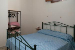 - une chambre avec un lit et une couverture bleue dans l'établissement Appartamento nel centro storico di Sciacca, à Sciacca