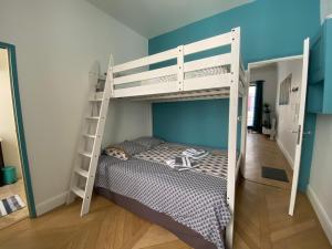 - une chambre avec 2 lits superposés et une échelle dans l'établissement Superbe T2 Haussmannien au coeur de Marseille, à Marseille
