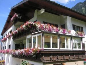 un edificio con flores a un lado. en Haus Ausserbach, en Gaschurn