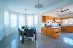 - une cuisine et une salle à manger avec une table et des chaises dans l'établissement Stalo by Prestige Bookings, à Coral Bay