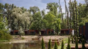 una cabaña en el bosque junto a un estanque en Fisherman en Kiev