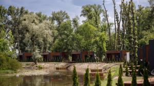 基輔的住宿－Fisherman，池塘旁树林中的小屋