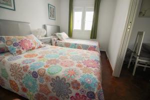 1 Schlafzimmer mit 2 Betten und einem Fenster in der Unterkunft Pueblo Andaluz 670 in Torrox Costa
