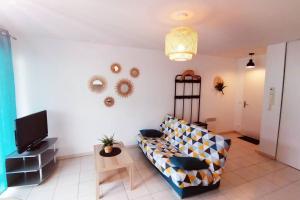 TV a/nebo společenská místnost v ubytování T2 de 40 m2 proche plages Bidart Guethary