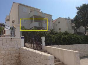 a yellow box in front of a house at Apartment Andrea in Sutivan