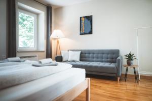 uma sala de estar com uma cama e um sofá em Gorska Roža em Log pod Mangartom