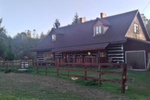 a large wooden house with a fence in front of it at Molfar, Beskid Niski , połowa domu in Polany