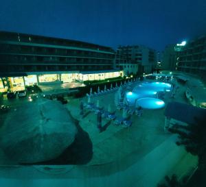 サニービーチにあるGrenada.Suite.tonight.1 bedroom.pool view.300m to beachの夜間のスイミングプール(椅子付)