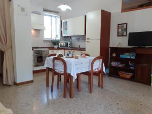 Castiglione a CasauriaにあるHoliday House Graziellaの白いテーブルと椅子、キッチン付きのキッチン