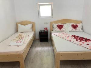 Un pat sau paturi într-o cameră la Cabana Elyana Mraconia