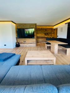 ein Wohnzimmer mit 2 Betten und einem Flachbild-TV in der Unterkunft Kitz Kaiser Appartement in Sankt Johann in Tirol