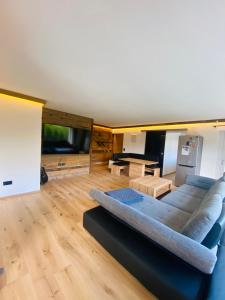 ein Wohnzimmer mit einem Sofa und einem Tisch in der Unterkunft Kitz Kaiser Appartement in Sankt Johann in Tirol
