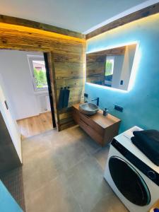 ein großes Bad mit einem Waschbecken und einer Badewanne in der Unterkunft Kitz Kaiser Appartement in Sankt Johann in Tirol