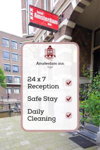 un cartello che si trova sul lato di un edificio di Hotel Amsterdam Inn ad Amsterdam