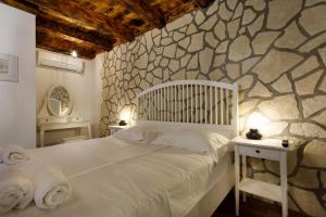 En eller flere senge i et værelse på Rustic apartment EVELIN