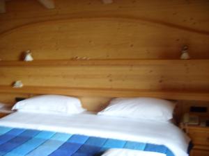 Postel nebo postele na pokoji v ubytování Albergo Garni' Laura
