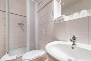 Koupelna v ubytování Hotel Mukran + 37 fotografií