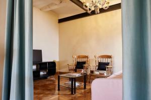 a living room with two chairs and a table at Casa Maitetxu 2 in Puente la Reina