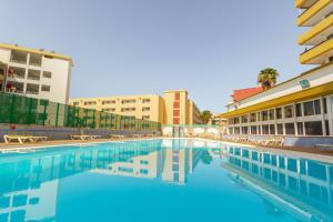 una gran piscina frente a un edificio en Ocean Friendly Holiday Home, en Playa del Inglés