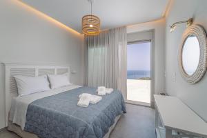 A bed or beds in a room at Owl Villas