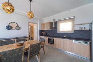 A kitchen or kitchenette at Owl Villas