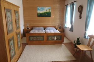 1 dormitorio con 1 cama grande en una habitación en Dörrmühle en Texing