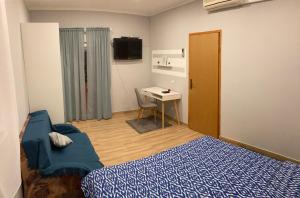 mała sypialnia z łóżkiem i biurkiem w obiekcie Apartman Turanj w mieście Turanj