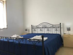 A bed or beds in a room at Modern Apartment in San Giorgio Timpirussi, Sea View, 90 m²