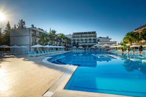 Bazén v ubytování Eldar Garden Resort nebo v jeho okolí