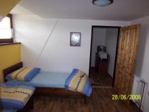 Dormitorio pequeño con cama y espejo en Penzion Silverado en Horní Bečva