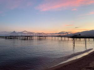 博斯特里的住宿－Delfin Murok，水中的一个码头,背景是日落