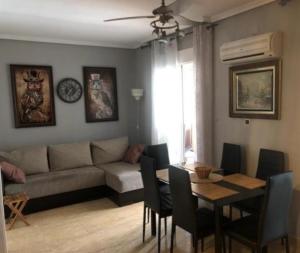 salon z kanapą i stołem w obiekcie Apartamento con 2 stanze letto w mieście Torrevieja