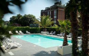 The swimming pool at or close to Hotel Benaco