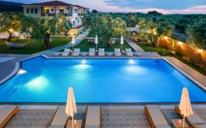 una vista aérea de una piscina con sillas y sombrillas en Nefeli Fresh Hotel by Del Mare en Skala Rachoniou