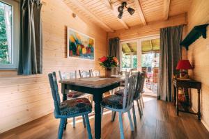 a dining room with a table and chairs at Łap Las Pelnik in Pelnik