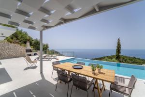 The swimming pool at or close to Owl Villas