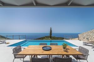 The swimming pool at or close to Owl Villas