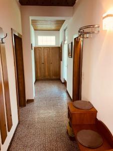 einen Flur mit einer Tür und ein Zimmer mit einem Tisch in der Unterkunft Bungalow Kathrin in Sankt Kanzian am Klopeiner See