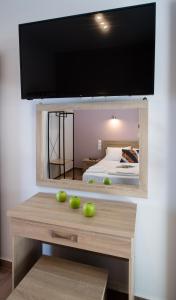 a room with a table with green apples on it at Vista Del Diamante Apartments in Apolpaina