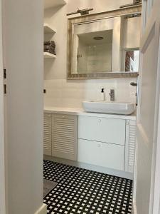 a bathroom with a sink and a mirror at Chic Apartment in vibrant area - National Stadium - Saska Kępa in Warsaw
