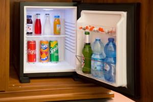 einen offenen Kühlschrank mit Getränken und Soda in der Unterkunft Il Teatro B&B in Marina di Gioiosa Ionica