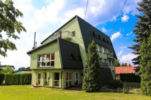 シフィエンタ・カタジナにあるWieczernik Dom Rekolekcyjny Księży Pallotynówの黒屋根の家