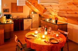 een keuken met een tafel met kaarsen erop bij La cabane du bonheur, un gite écologique 