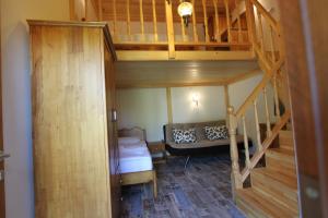 MesudiyeにあるElly's Homeの二段ベッドと階段が備わる小さな客室です。