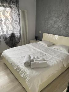 a bedroom with a bed with towels on it at Denis Apartament in Turda
