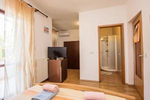 Televízia a/alebo spoločenská miestnosť v ubytovaní Two Bed Rooms Fortuna near the Beach