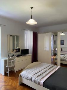 1 dormitorio con 1 cama y escritorio con ordenador en M&B apartment en Kotor