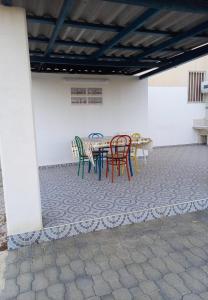 a table and chairs in a white wall at Letizia in Donnalucata