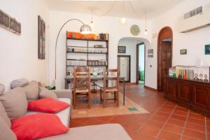 a living room with a couch and a table at Casa La Terrazza in Vietri sul Mare